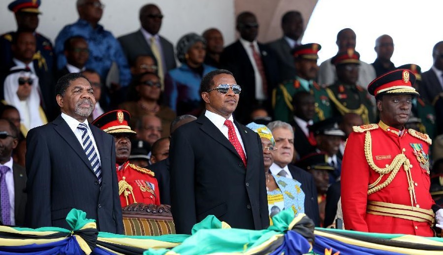 President Jakaya Kikwete and Zanzibari president Ali Mohamed Shein at celebrations of the 50th anniversary of the Union in Dar Es Salaam. April 26, 2014. (Xinhua/Zhang Ping)